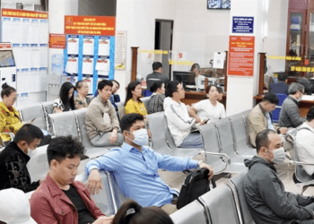 Thực hư chuyện xếp hàng từ 2-3 giờ sáng, chen nhau làm giấy tờ nhà đất ở Hà Nội?