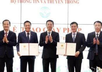 Trao giấy phép thiết lập mạng, kinh doanh cung cấp dịch vụ 5G cho VNPT và Viettel