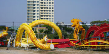 Linh vật rồng ở Đà Nẵng nằm ngổn ngang chờ công viên