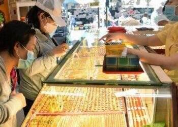 Cấm mua bán vàng bằng tiền mặt, chuyên gia chỉ ra điểm "không khả thi"