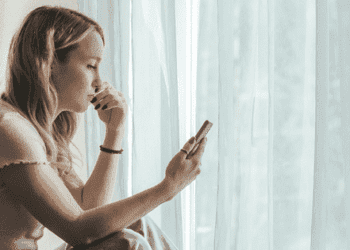 Ngại nhắn tin với bạn lâu không liên lạc, khoa học 'mách nước'