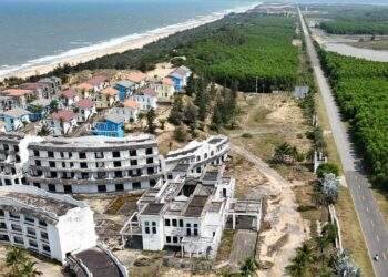 'Huyền thoại' mắc cạn, nằm chờ phát mãi bên bãi biển đẹp bậc nhất Việt Nam