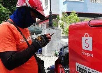 Shopee ra chính sách mới, người bán hàng online kêu than bị "om tiền" nửa tháng