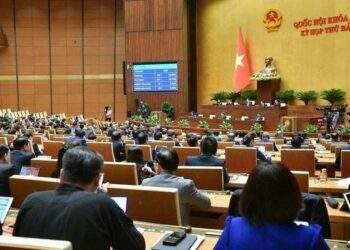 Thông qua 11 dự án luật và xem xét, cho ý kiến đối với 11 dự án luật