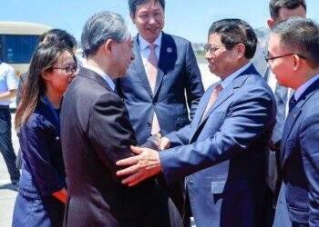 Thủ tướng tới Đại Liên, bắt đầu tham dự Hội nghị WEF và làm việc tại Trung Quốc