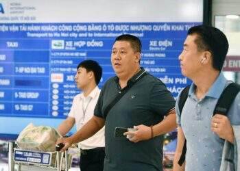 Tìm cách sống chung, thay vì ngồi chờ giá vé máy bay hạ nhiệt