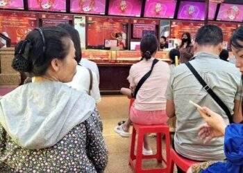 Vàng miếng SJC khó mua, tiệm bán vàng nhẫn đìu hiu