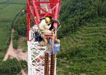 Đánh đu giữa trời, ăn trên đỉnh cột giữa hè đổ lửa