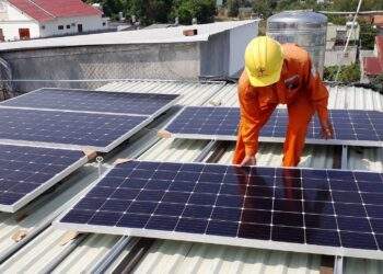 Điện mặt trời mái nhà tự sản, tự tiêu không được bán quá 10% công suất lên lưới