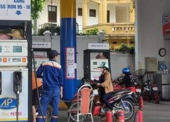 Giá xăng dầu giảm đồng loạt sau 4 phiên "leo đỉnh"