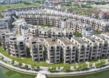 Hàng trăm căn biệt thự “triệu đô” bị bỏ hoang tại khu đô thị ở Hà Nội