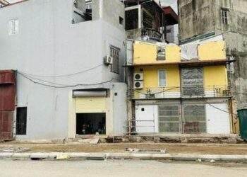 Nhà siêu mỏng, méo mó lại xuất hiện trên đường mới mở tại Hà Nội
