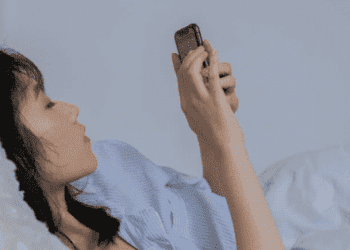 Xem điện thoại ban đêm tăng nguy cơ mắc đái tháo đường
