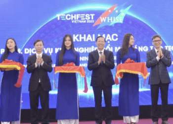 Chủ tịch UBND TPHCM Phan Văn Mãi đánh giá cao Triển lãm sản phẩm, dịch vụ tại TECHFEST-WHISE 2023