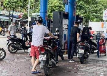 Giá xăng dầu hôm nay 3/8: Trượt dốc không "phanh"
