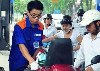 Giá xăng dầu trong nước ngày mai dự báo giảm, RON 95 có thể dưới 22.000 đồng/lít