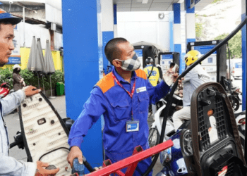 Giá xăng giảm đồng loạt, RON 95 xuống dưới 22.600 đồng/lít