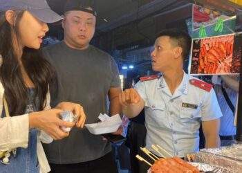 Kiểm tra hàng loạt hàng quán tại phố ẩm thực Hồ Thị Kỷ