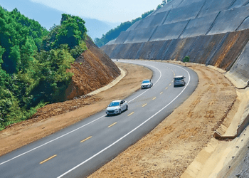 Kiến nghị dành hàng nghìn tỷ đồng từ nguồn tăng thu ngân sách làm cao tốc, sân bay và trụ sở
