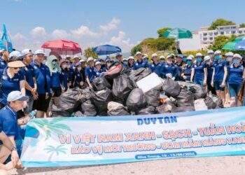 Ngày hội làm sạch bãi biển, trồng cây của nhân viên Duy Tân tại Nha Trang