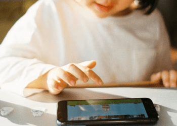 'Ông lớn' di động khuyến cáo không cho trẻ dưới 11 tuổi dùng smartphone