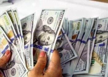 Tỷ giá trung tâm giảm, giá mua USD tại một ngân hàng bất ngờ tăng 110 đồng