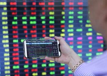 VN-Index inches up as global stocks stay close to record highs
