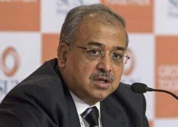 Who is the billionaire behind the Indian company taking 4,500 employees on a tour to Vietnam?