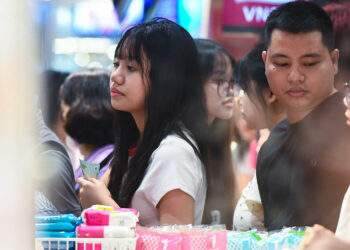 Biển người ùn ùn vào trung tâm thương mại, chờ cả tiếng để mua đồ ăn