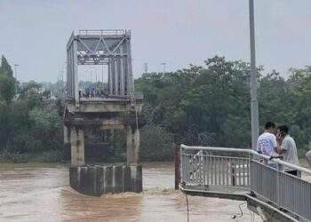 Cầu Phong Châu cao bao nhiêu mét?