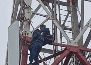 Chuyện những người ‘nối sóng’ trên đảo tiền tiêu