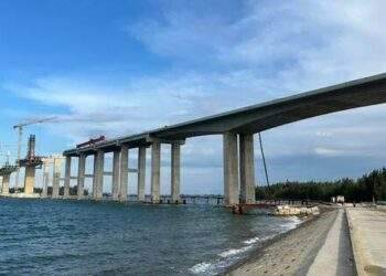 Công ty nào đứng sau?