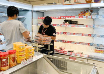 Dân 'dọn sạch' hàng ở chợ chung cư, buôn online ôm nghìn đơn ngồi chờ bão tan