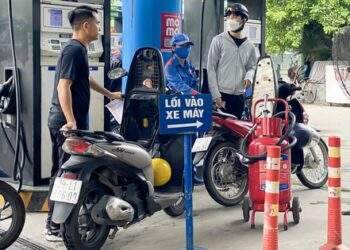Giá xăng dầu hôm nay 10/9: Tiếp tục tăng mạnh