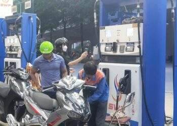 Giá xăng dầu tăng "sốc" trở lại từ 15 giờ hôm nay