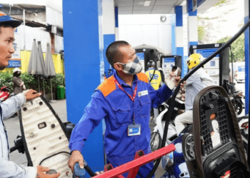 Giá xăng dầu tiếp tục giảm mạnh sau bão lũ