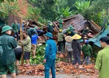 Mưa rất lớn tại miền Trung gây sạt lở, ngập sâu