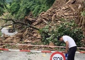 Nghệ An nhiều điểm sạt lở đất, đá do mưa lớn