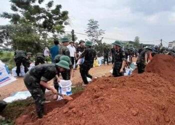 Nước sông Bưởi, sông Hoạt lên cao Thanh Hóa khẩn trương gia cố đê, sẵn sàng sơ tán 3.000 người