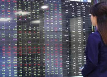 VN-Index slips as global stocks decline