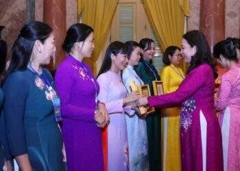 Bà Trịnh Thị Hồng Vân vinh dự nhận bằng khen của Hội LHPN Việt Nam