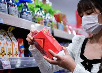 Các nước hỗ trợ tiền mặt cho dân, Việt Nam nên xem xét phát phiếu mua sắm?
