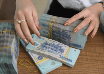 Citizens' deposits rise to new record high