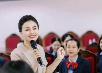 Độc lạ nghề đào tạo phong thái doanh nhân, công sở, khách chi trăm triệu đi học