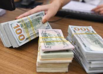Dollar dips against dong, hovers near 3-month high globally