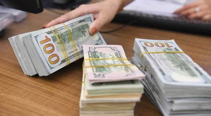 Dollar dips against dong, hovers near 3-month high globally
