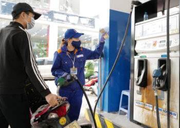 Gasoline prices decline - VnExpress International