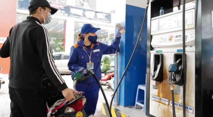 Gasoline prices decline - VnExpress International
