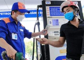Giá dầu thô lao dốc, giá xăng dầu trong nước sẽ giảm?