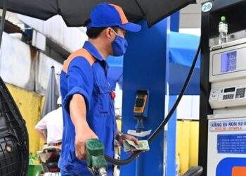 Giá trong nước biến động trái chiều, xăng giảm, dầu tăng